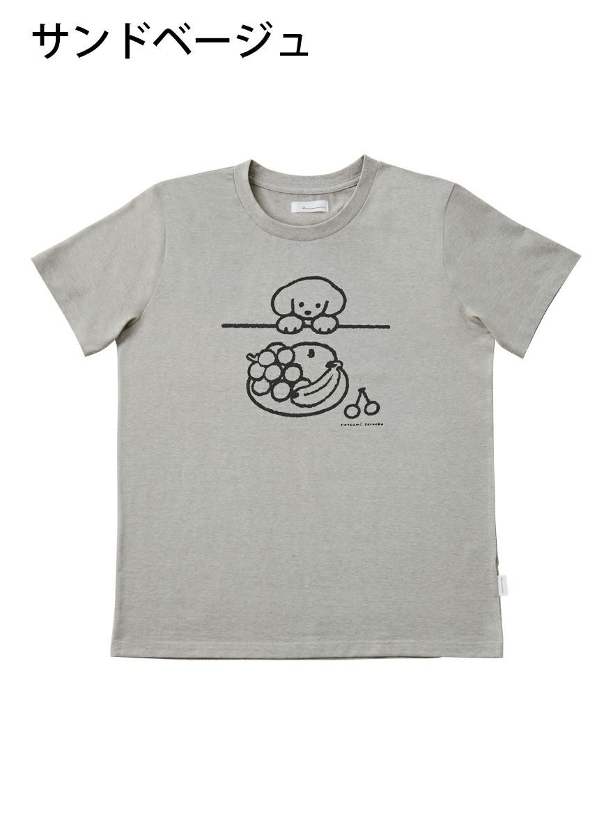 レディースＴシャツ フルーツを見つめる犬モノトーン