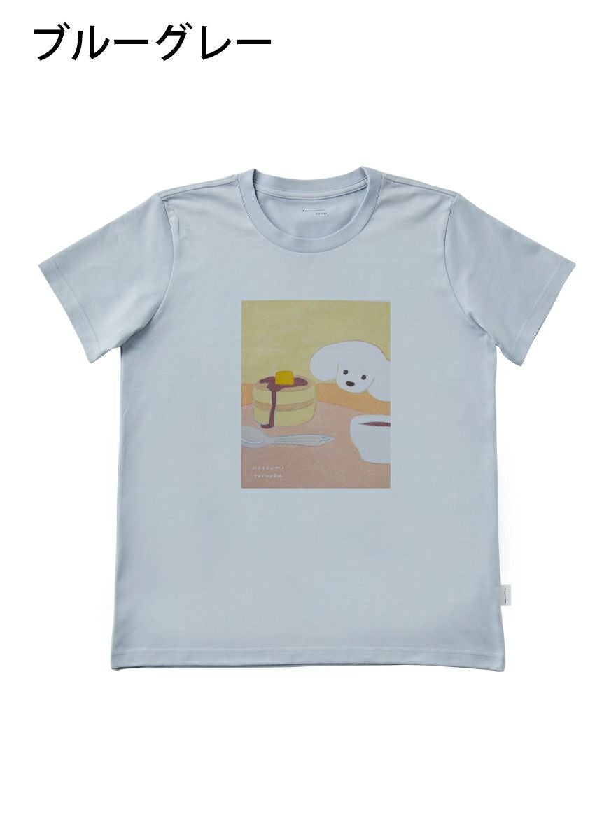 レディースＴシャツ ケーキを見つめる犬