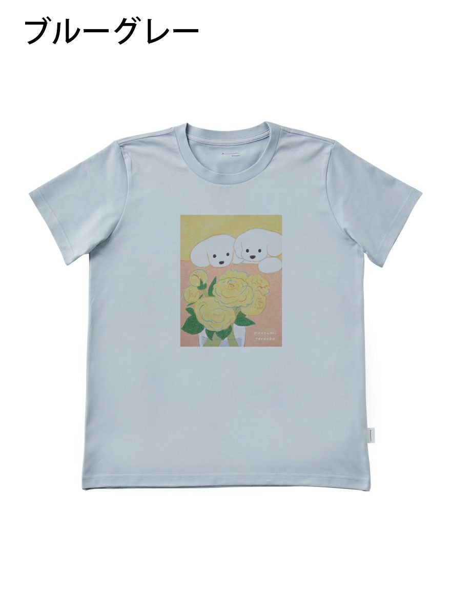 レディースＴシャツ お花を見つめる犬