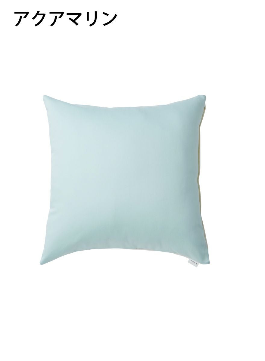 クッションカバー お花を見つめる犬