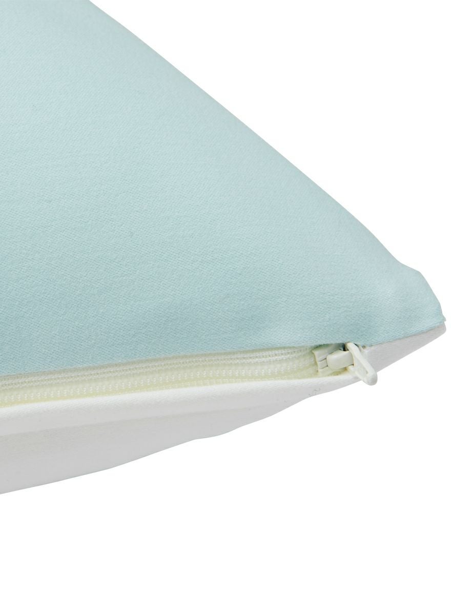 クッションカバー お花を見つめる犬