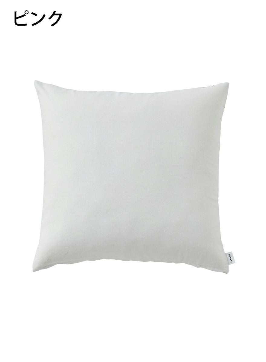 クッションカバー お花を見つめる犬