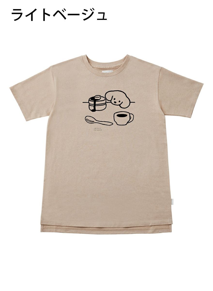 レディースチュニックTシャツ ケーキを見つめる犬モノトーン