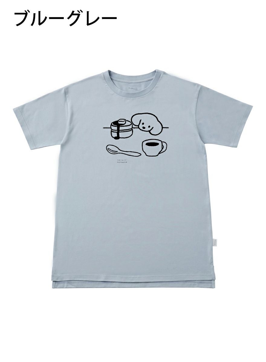 レディースチュニックTシャツ ケーキを見つめる犬モノトーン