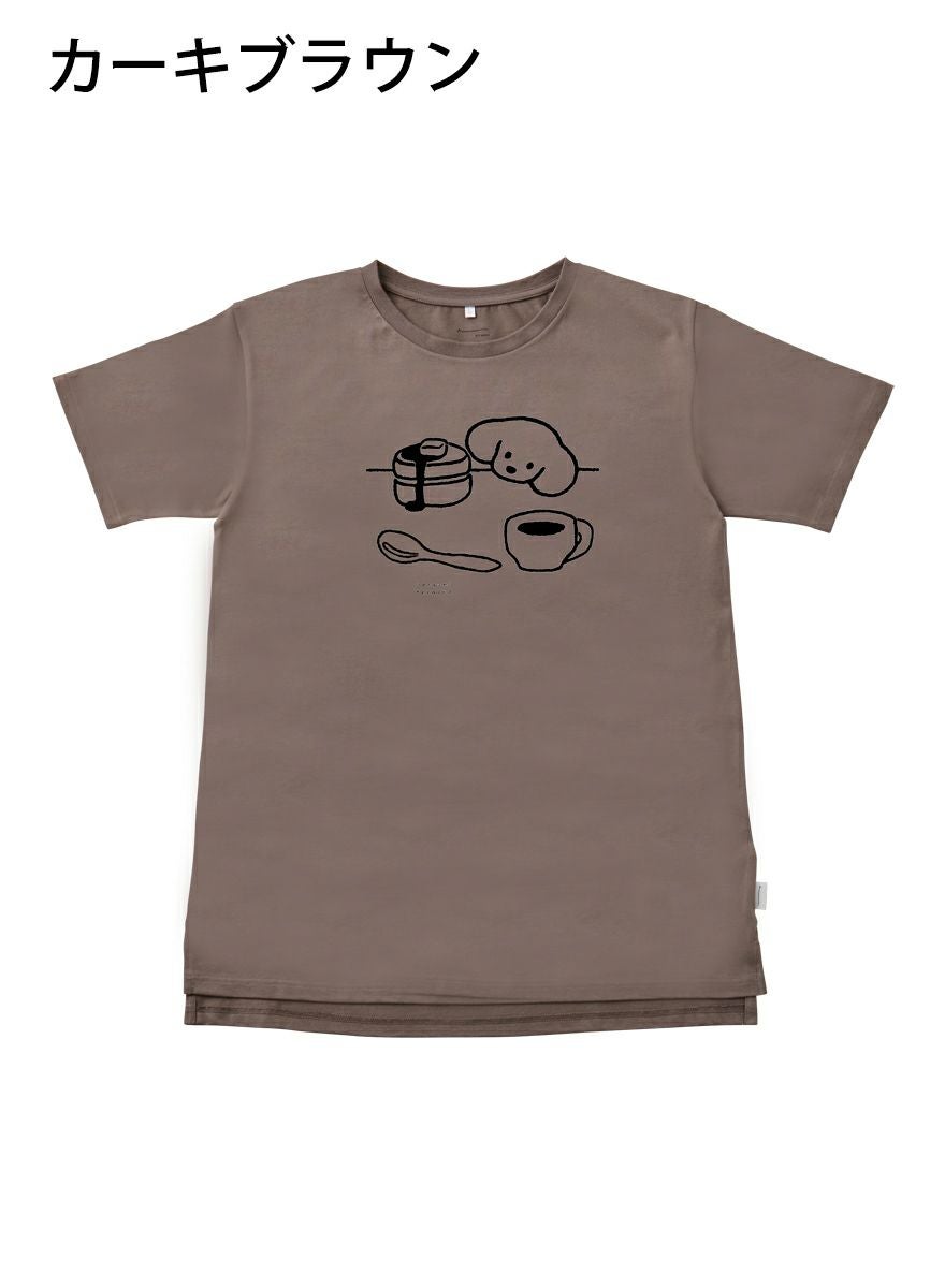 レディースチュニックTシャツ ケーキを見つめる犬モノトーン