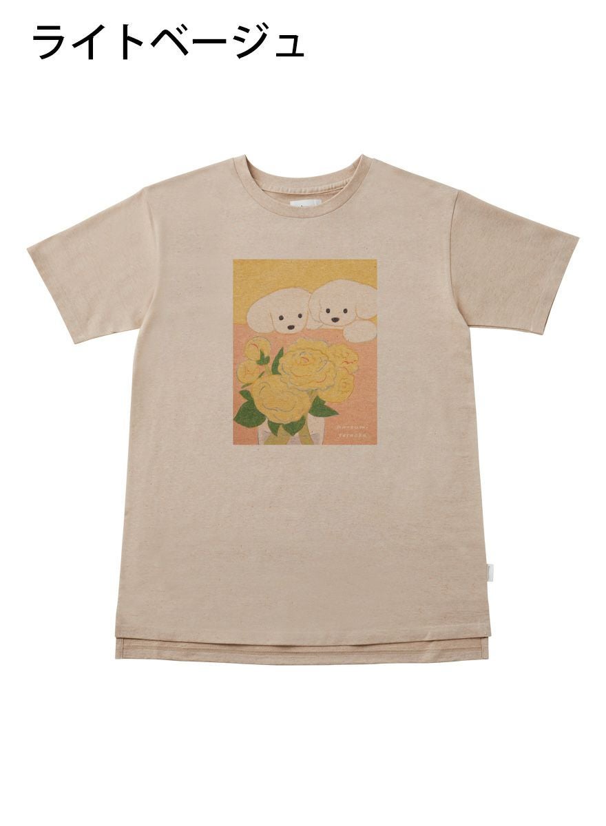 レディースチュニックTシャツ お花を見つめる犬